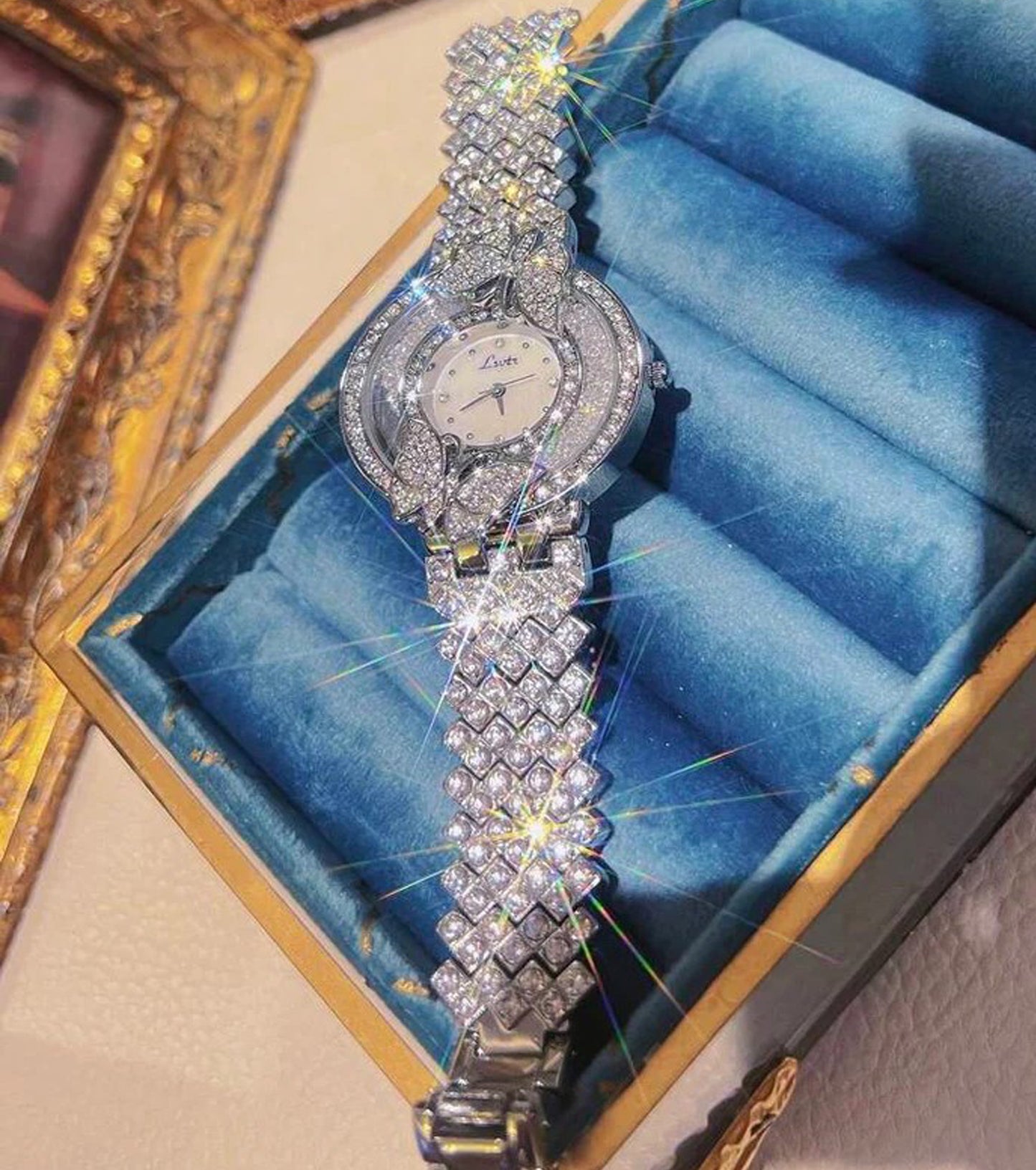 Elegant Women's Analog Watch with Metal Bracelet Strap