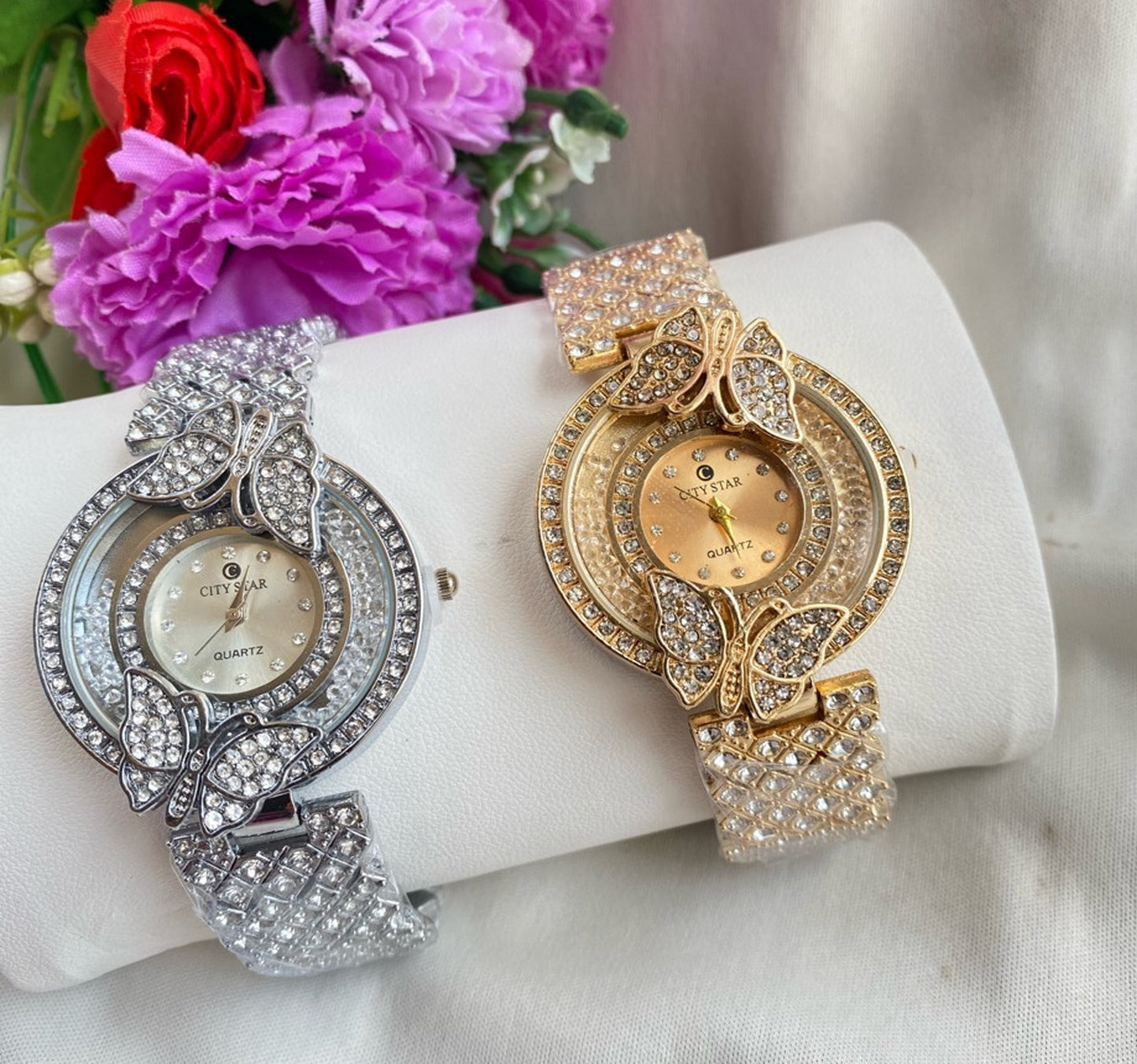 Elegant Women's Analog Watch with Metal Bracelet Strap