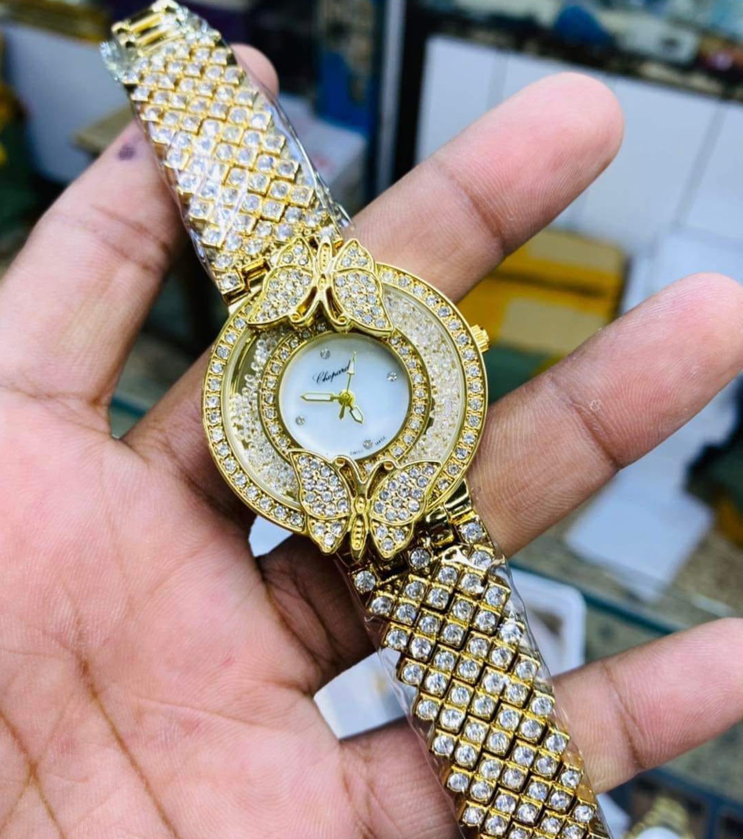 Elegant Women's Analog Watch with Metal Bracelet Strap