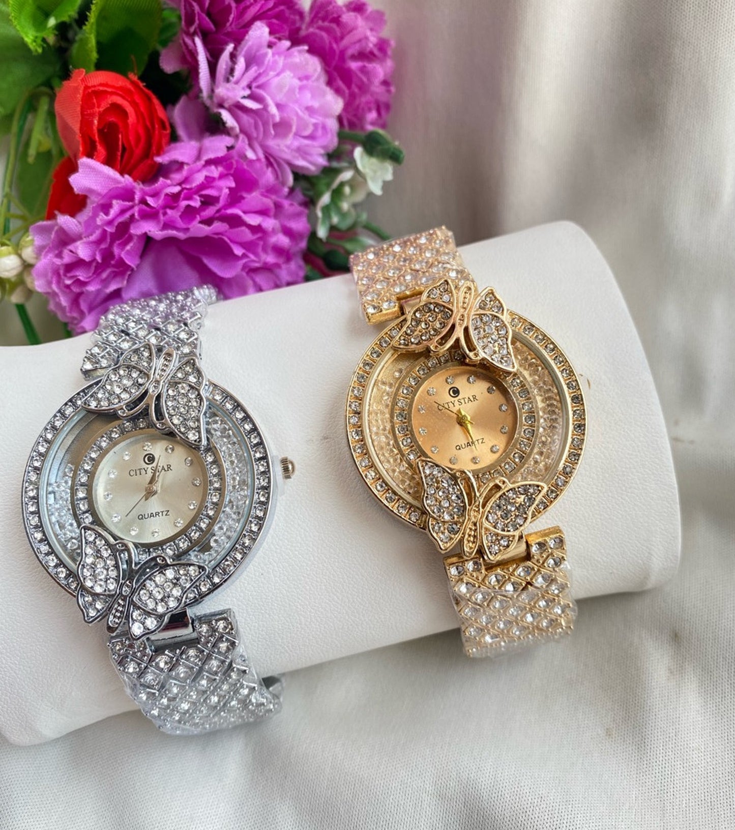 Elegant Women's Analog Watch with Metal Bracelet Strap