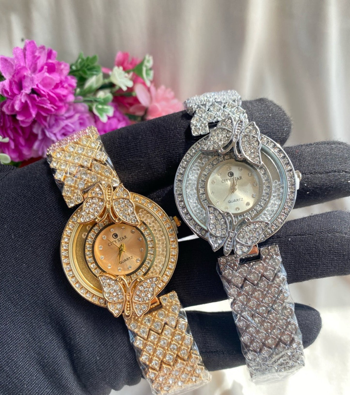 Elegant Women's Analog Watch with Metal Bracelet Strap
