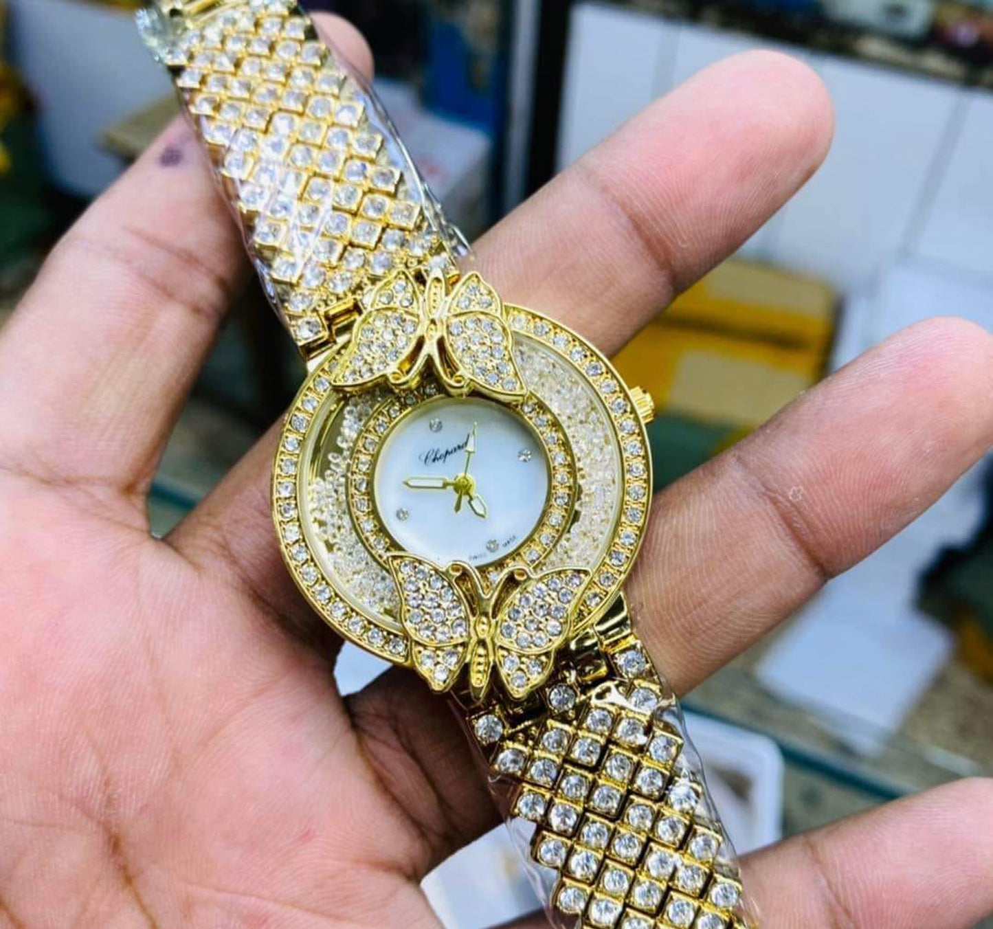 Elegant Women's Analog Watch with Metal Bracelet Strap